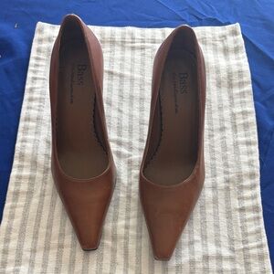 Bass Brown Leather Pointed Toe Pumps size 7M